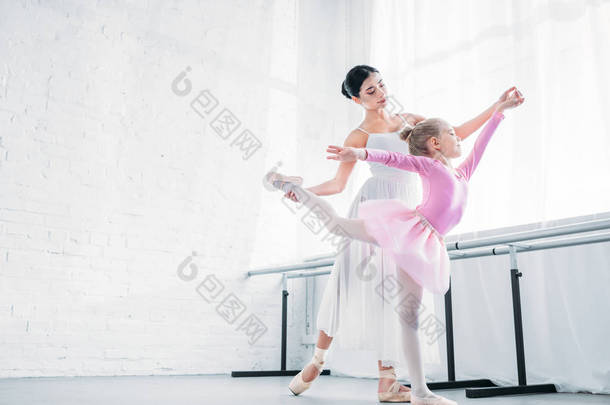 芭蕾舞团粉红色芭蕾舞短裙成人芭蕾舞演员的低角度观