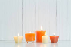 白色背景上的橙色蜡烛