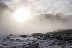 云雾缭绕的清晨, 吉尔吉斯斯坦, 阿拉巴马州 archa 的雪和岩石 