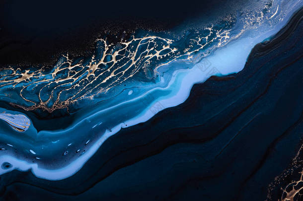 流<strong>体艺术</strong>。液态金属金在抽象的蓝色波浪中.清晰的背景或纹理.