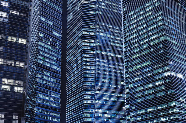 办公楼在夜间, 背景与照明的现代摩天大楼