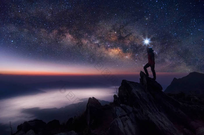 登山者的剪影在岩石峰和银河星系, 成功, 优胜者, 领导概念。高 iso 与噪声.