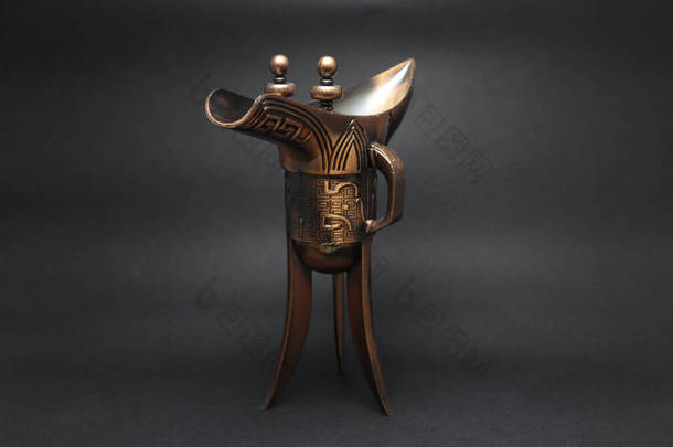 中国古代礼仪青铜酒杯 . 