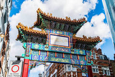 伦敦唐人街入口大门采用传统的中国设计，恩