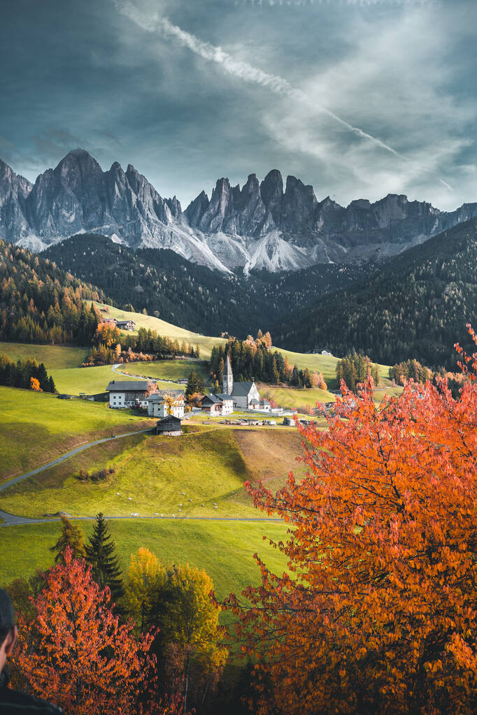 意大利南蒂罗尔Val di Funes Valley Dolomites的Dolomites，Trentino Alto Adige的Seceda山脉背景下的Odle山脉脚下美丽的秋天色彩