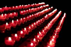 教堂里的一群红烛，为信仰复活祈祷