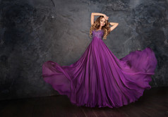 一个女人在一件紫色的连衣裙.