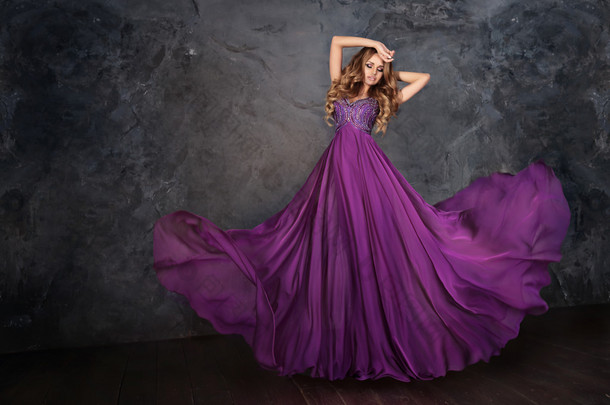 一个女人在一件<strong>紫色</strong>的<strong>连衣裙</strong>.
