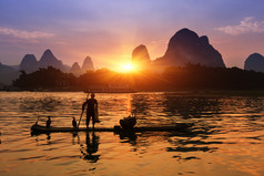 在中国使用 tra 捕鱼船与鸬鹚鸟，传统