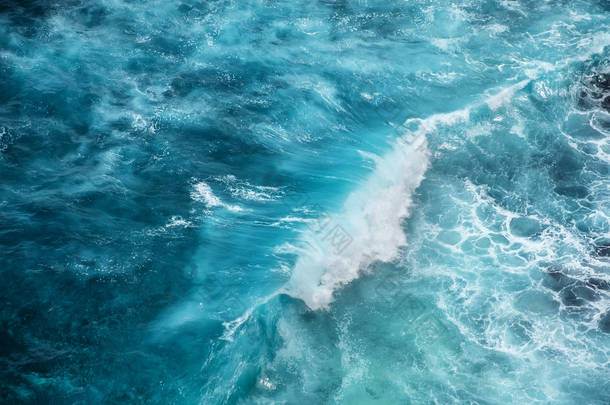 波浪和蔚蓝的水作为背景。从海洋表面的高岩石上欣赏。自然<strong>夏季</strong>海景。水背景.