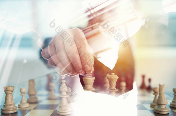 商务策略与象棋游戏和握手业务人员在办公室。挑战和策略的概念。双重曝光