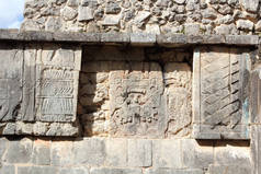 墨西哥尤卡坦玛雅金字塔考古遗址Chichen Itza的石雕细节.