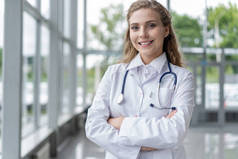 穿着白衣站在医院的年轻女医生的画像.