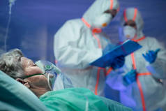 被感染的病人躺在医院的病床上，头孢病毒概念.