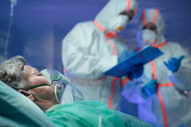 被感染的病人躺在医院的病床上，头孢病毒概念.