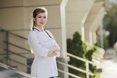 一个漂亮的女医生或护士的画像。Covid-19预防保健概念。脖子上的听诊器女人，女孩.