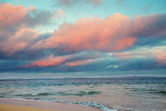 美丽多彩的落日在海滨.适用于墙纸或背景图片.