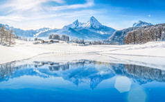 在阿尔卑斯山反映在水晶般清澈的山间湖冬季仙境