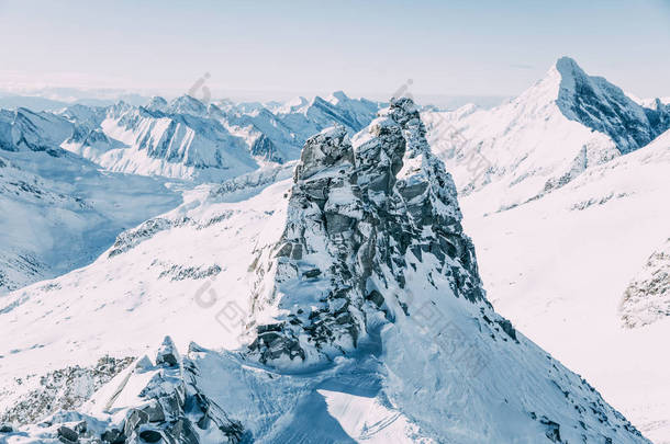 奥地利 mayrhofen 滑雪区的美丽雪山山峰