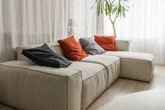 舒适沙发的红色和灰色枕头在房间里