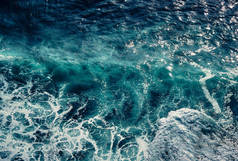 从空中俯瞰海浪中的浪花.蓝色干净波浪般的海水。寻找有泡沫的海浪.