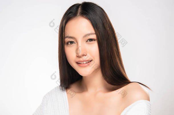年轻美丽的亚洲女人,有着干净新鲜的皮肤.<strong>美女</strong>脸蛋的护理。<strong>面部</strong>治疗。化妆品、美容美发和温泉.