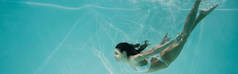 漂漂亮亮的女人穿着白色泳衣在游泳池里潜水，横幅