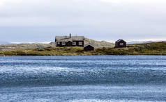 多云的一天, 挪威南部内陆大草原上的湖泊.