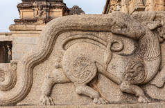 Hampi, Karnataka, India - November 5, 2013: Sri Krishna temple in ruins.用米色石雕栏杆挡住入口台阶，描绘蛇咬狮子头之间的战斗.