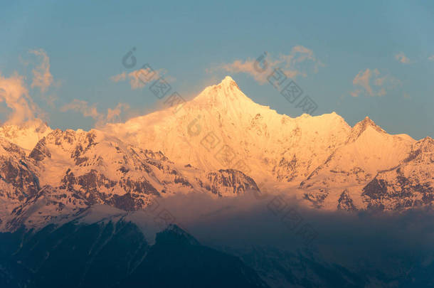 德勤中国-2015 年 3 月 16 日︰ 晨观梅里雪山自然保护区。著名的景观，云南省德钦县.