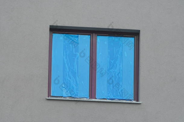 建造或重建，修理房屋。 更换窗户，油漆外墙。 玻璃杯，蓝色<strong>保护膜</strong>。 等着打扫.