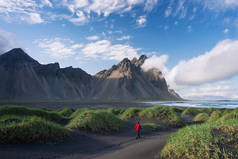 Stokksnes 角和 Vestrahorn 山。风景与普遍的旅游吸引力在冰岛。令人兴奋的游览景点