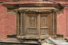 雕花的木窗与惊人的细节上的皇家宫殿。杜巴广场，帕坦，加德满都尼泊尔