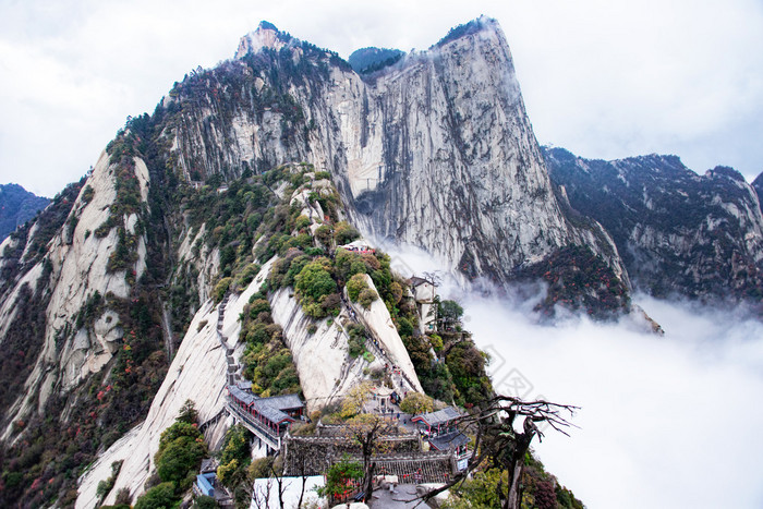 华山。中国最高的五座圣山, 被称为 "西山", 以陡峭的小路、令人叹为观止的悬崖、狭窄的通道和壮观的风景而闻名