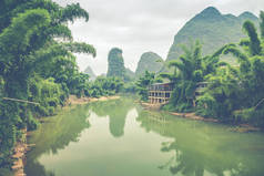 桂林阳朔风景秀丽。风景秀丽的喀斯特山和漓江 (漓江) 用蔚蓝的水。令人惊叹的绿色丘陵背景.