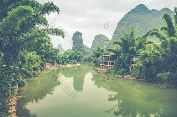 桂林阳朔风景秀丽。风景秀丽的喀斯特山和漓江 (漓江) 用蔚蓝的水。令人惊叹的绿色丘陵背景.