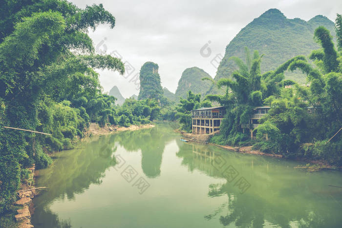 桂林阳朔风景秀丽。风景秀丽的喀斯特山和漓江 (漓江) 用蔚蓝的水。令人惊叹的绿色丘陵背景.