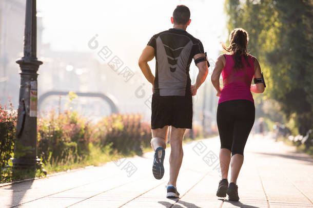 城市体育, 健康的年轻夫妇在阳光明媚的早晨在城市慢跑