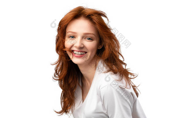 白种人背景下的红头发少女的美容美发