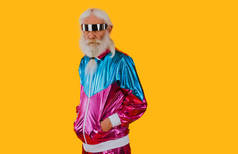 时髦的祖父穿着可笑的未来派服装摆姿势.老年人在彩色背景上的画像