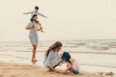快乐家庭的父亲, 母亲和孩子去度假在热带沙滩在夏天.