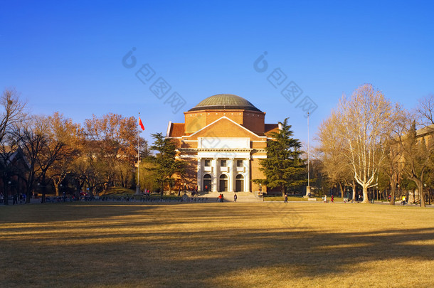 在冬天，中国清华大学大学校园景观环境设计