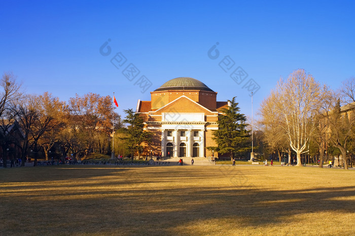 在冬天，中国清华大学大学校园景观环境设计冬天绿植