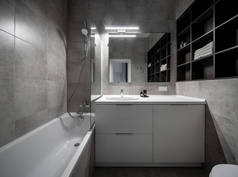 伟大的浴室在现代风格与灰色瓷砖墙壁和照明