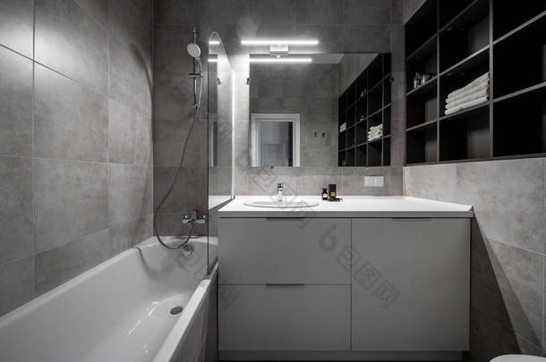 伟大的<strong>浴室</strong>在<strong>现代风格</strong>与灰色瓷砖墙壁和照明