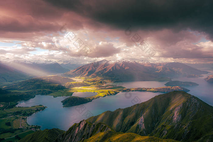 从新西兰瓦纳卡湖的罗伊山顶看风景