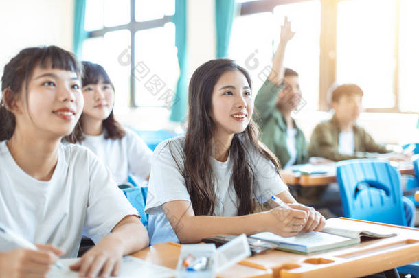 亚洲青少年学生与同学在课堂上的学习 