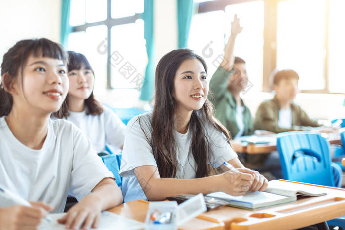 亚洲青少年学生与同学在课堂上的学习 