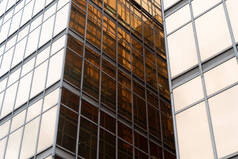 金色的建筑现代办公摩天大楼的窗户玻璃