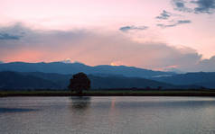 图为哥伦比亚考卡山谷的日落、湖泊和彩色天空.